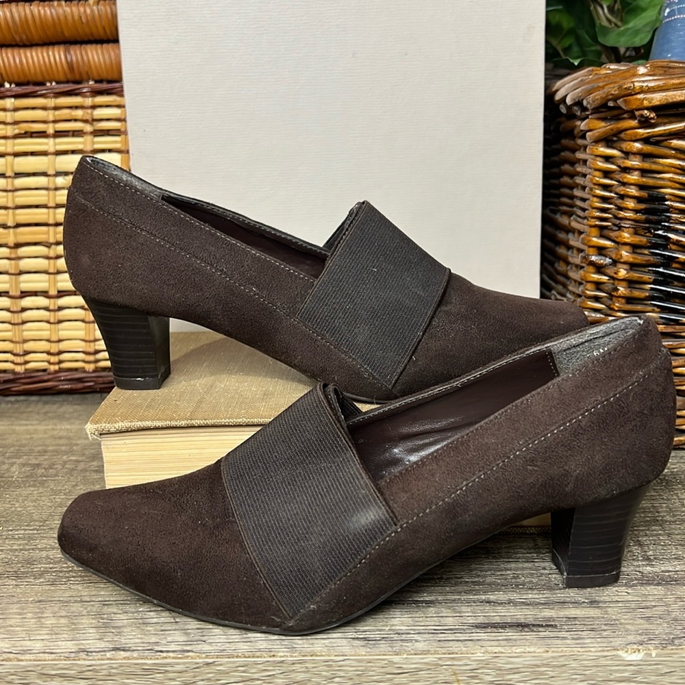 Vintage TRADITIONS Y2K 90s Faux Suede Brown Squared Toe Heeled Loafer Size 6